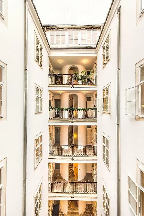 Beautiful City Apartment At Famous Ballgasse Wien
